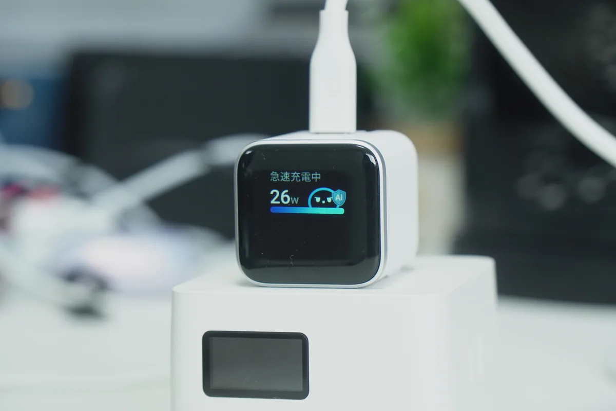  Anker Nano Charger (45W, Display, スイングプラグ)を使用している充電している際の様子