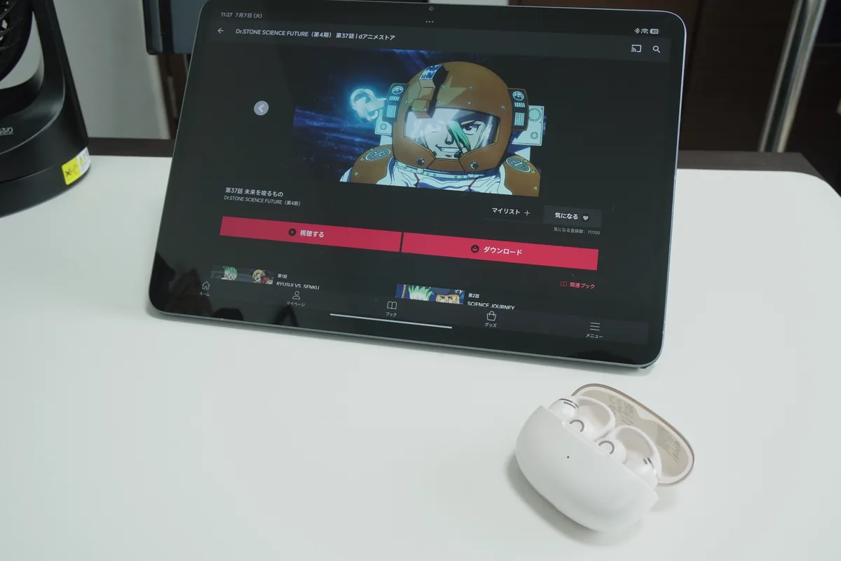 Shokz OpenDots 2をタブレットに接続してアニメを見ている様子