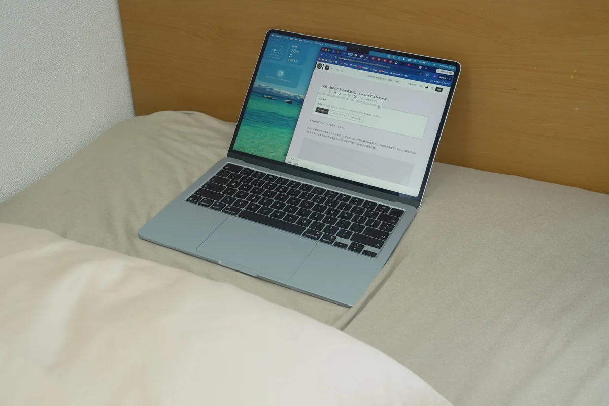 MacBook Air M5を使用してベッドで作業している様子