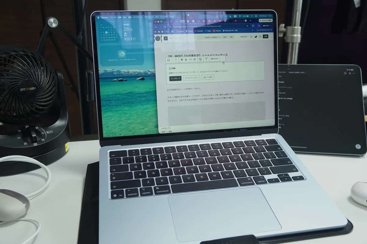 MacBook Air M5を使用して部屋のデスクで作業している様子