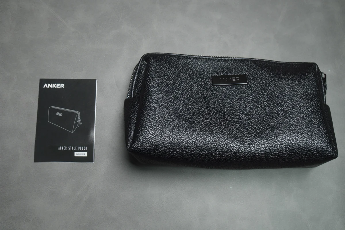 Anker Style Pouchの説明書と本体を並べた写真