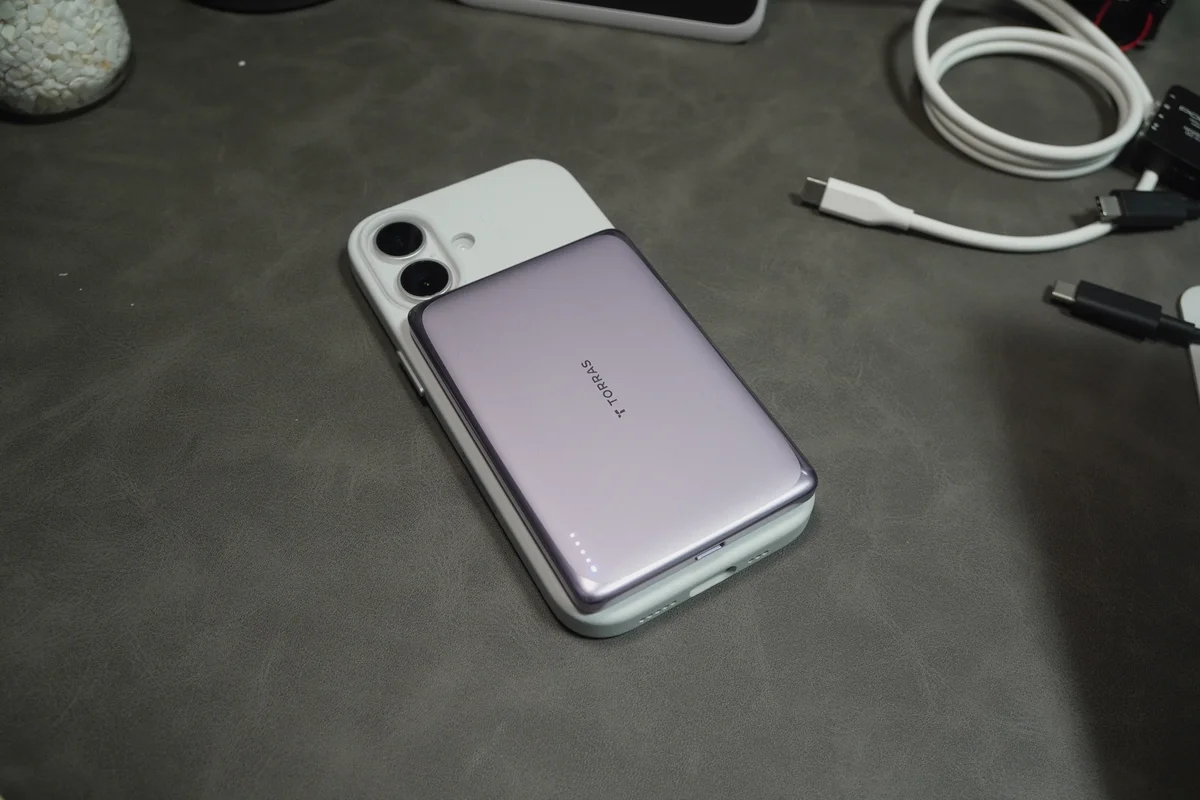 TORRAS MiniMag Proをスマホの背面に装着した写真