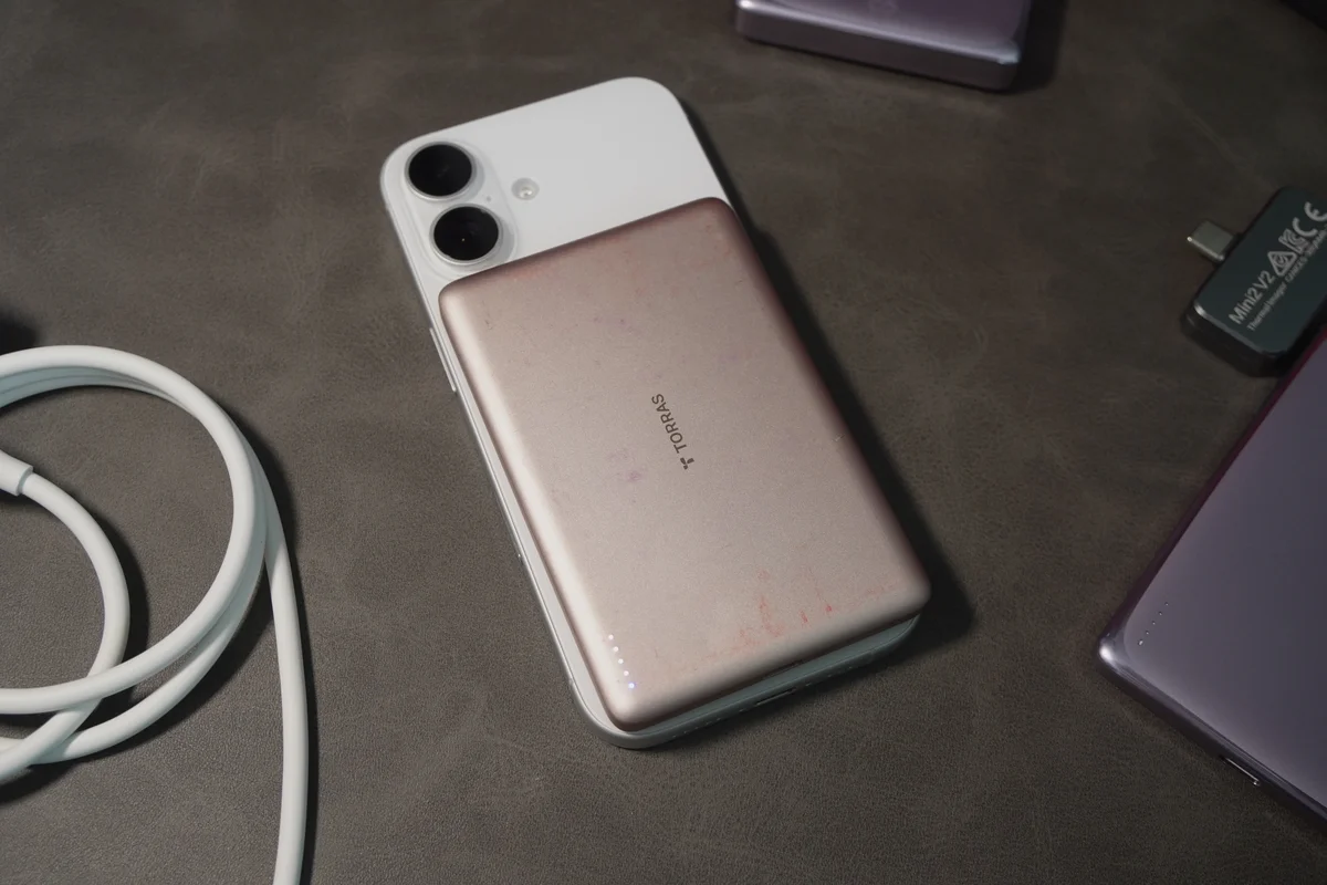 TORRAS MiniMag Proをスマホ背面に装着した写真