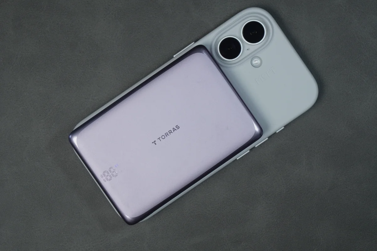TORRAS MiniMag Proをスマホ背面に装着した写真