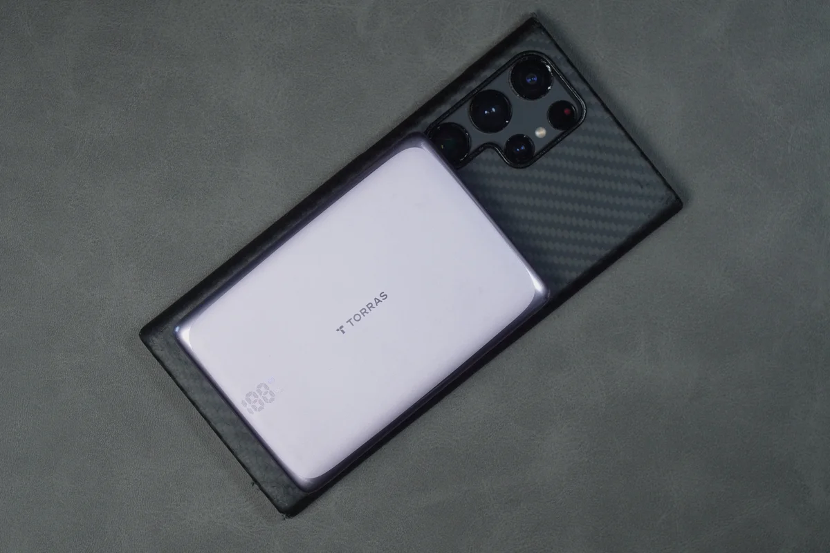 TORRAS MiniMag Proを別のスマホに装着した写真