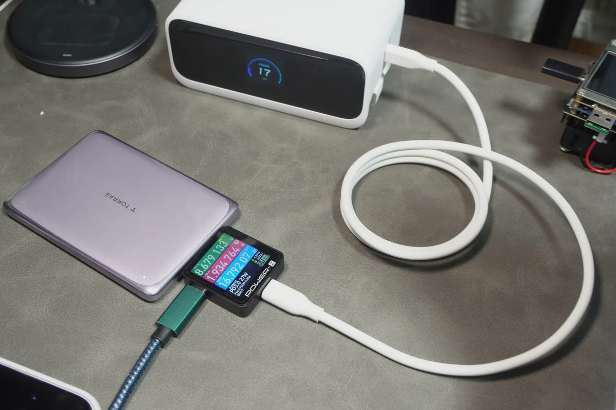 TORRAS MiniMag Proをケーブルで充電している様子