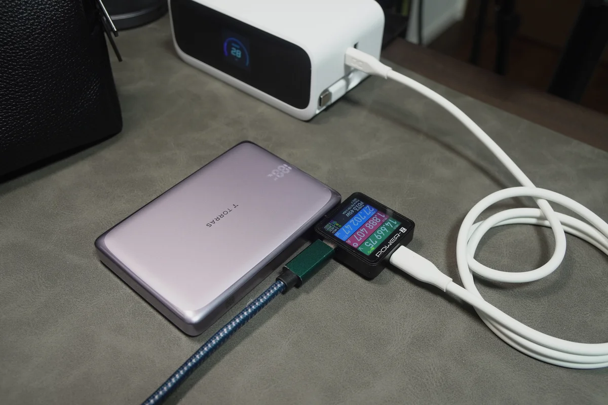 TORRAS MiniMag Pro 10,000mAhをケーブルで充電している様子