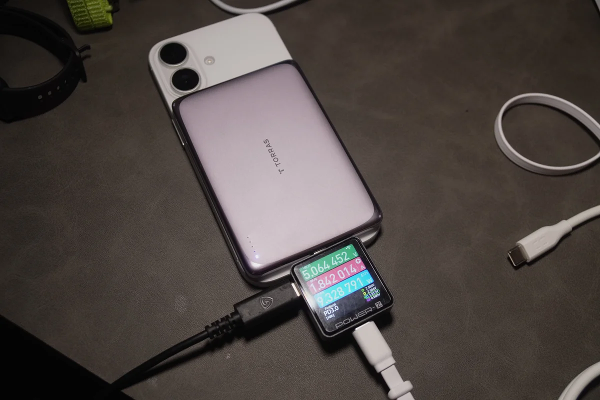 TORRAS MiniMag Proをスマホに装着し充電ケーブルを接続した写真
