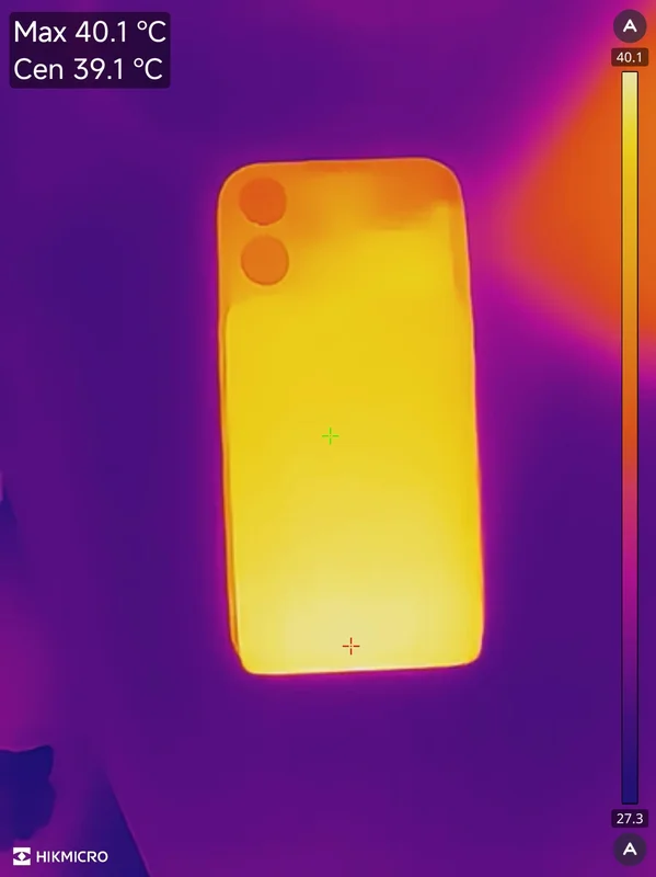 TORRAS MiniMag Pro 5,000mAhでiPhone 16を無線充電した際の開始30分後の表面温度