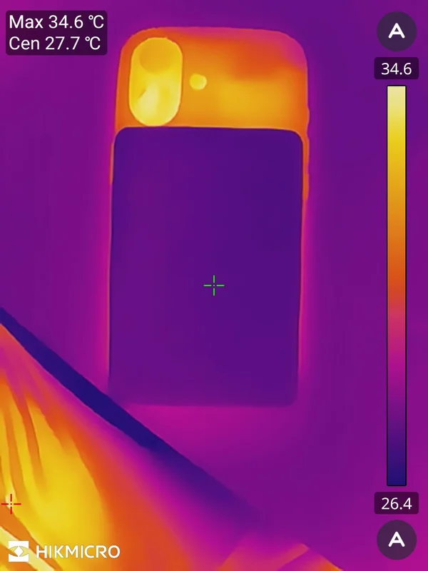 TORRAS MiniMag Pro 10,000mAhでiPhone 16を無線充電した際の開始直後の表面温度