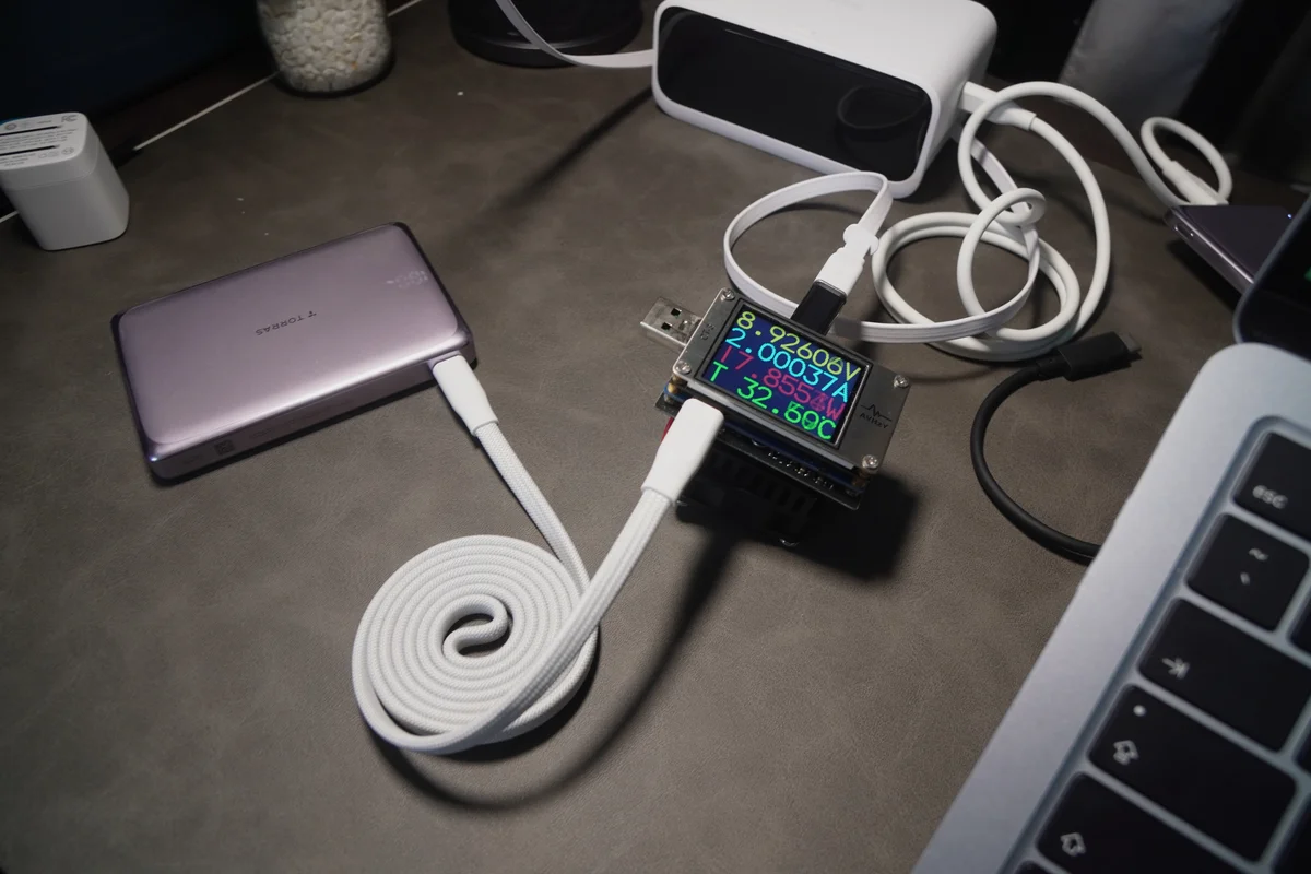TORRAS MiniMag Proを電力計に接続して測定している様子