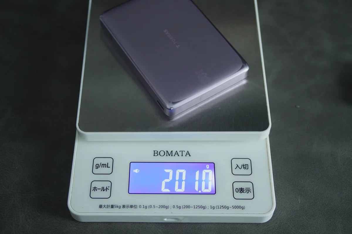 TORRAS MiniMag Proの重量をはかりで計測している写真