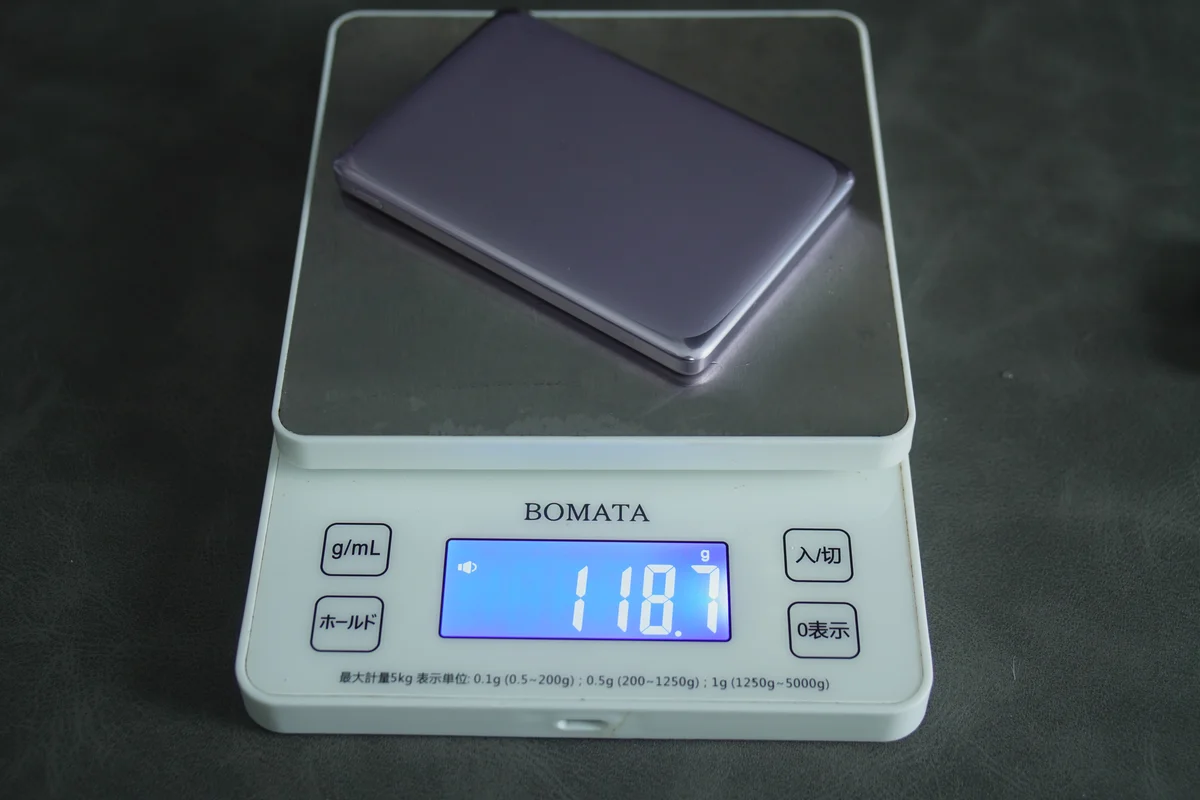 TORRAS MiniMag Proの重量をはかりで計測している写真