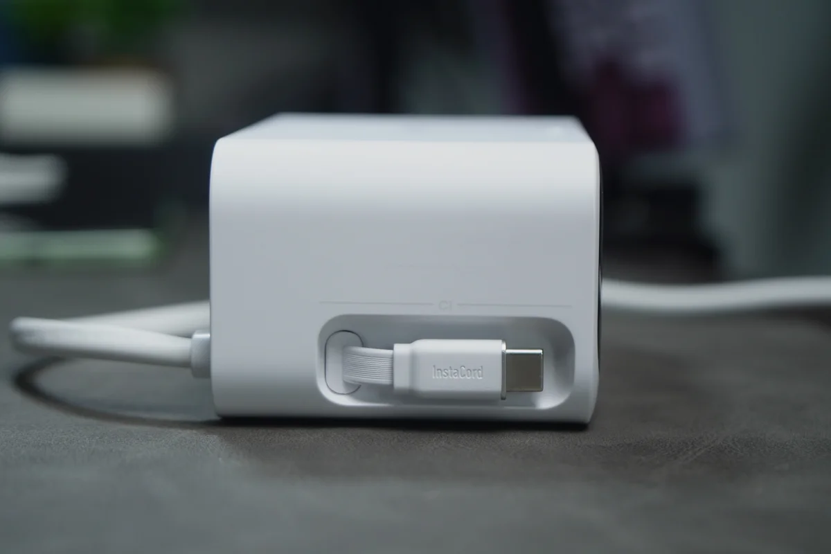 Anker Nano Charging Stationに収納された巻取り式USB-Cケーブルのコネクタ部分の写真