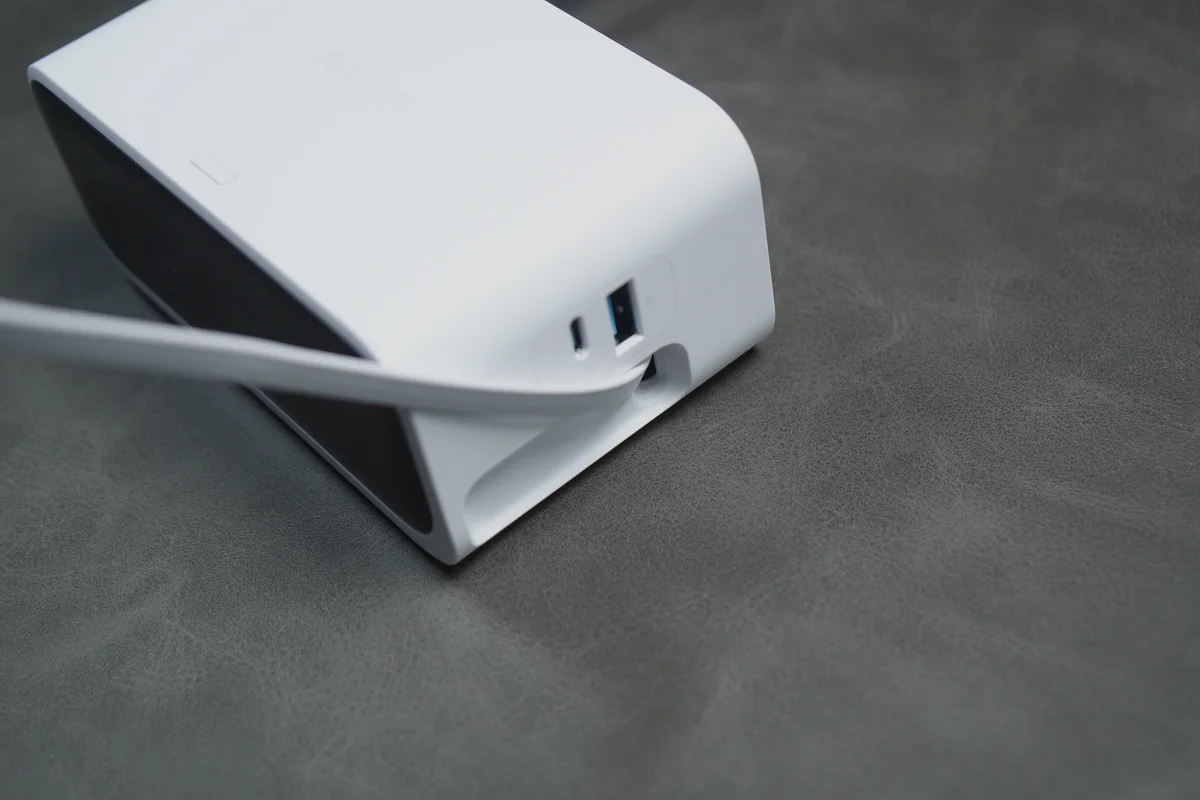 Anker Nano Charging Stationからケーブルを引き出した様子を斜め上から撮影した写真