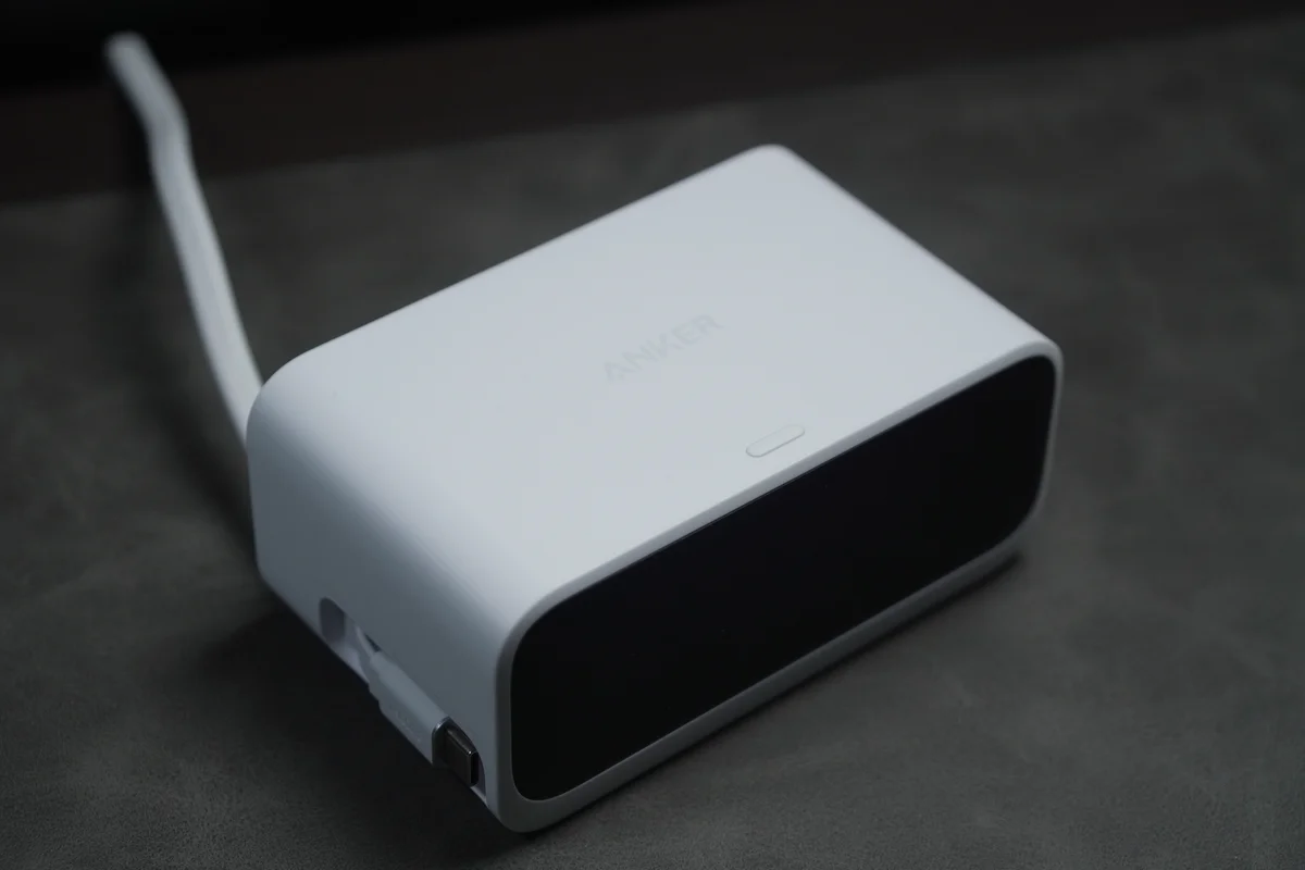 Anker Nano Charging Station本体を斜め後ろから撮影した写真