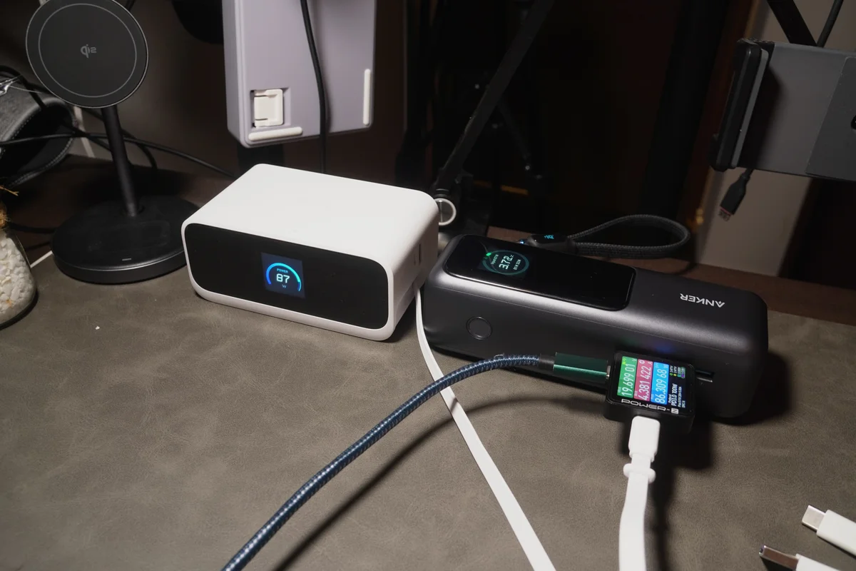 Anker Nano Charging Stationでモバイルバッテリーを充電している写真