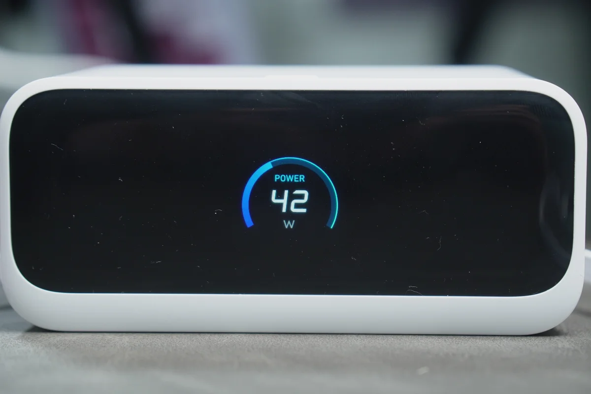 Anker Nano Charging Stationのディスプレイに合計出力42Wと表示された写真