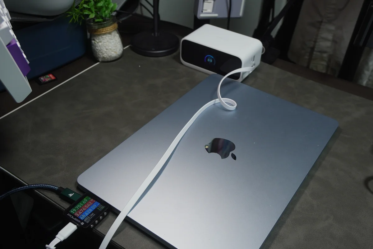 Anker Nano Charging StationでMacBookを充電している写真