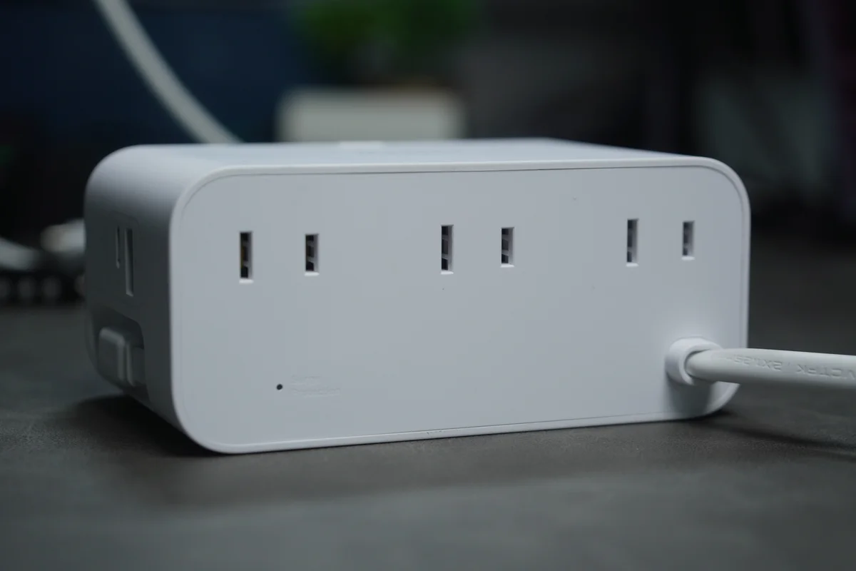 Anker Nano Charging Stationの背面に並ぶAC電源3口の写真