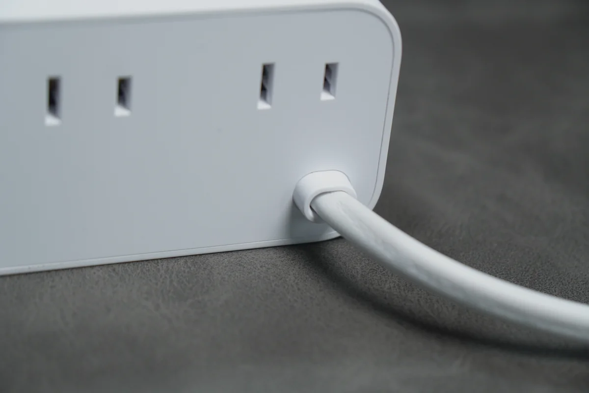 Anker Nano Charging Stationの背面AC電源部と電源ケーブルの付け根をクローズアップした写真