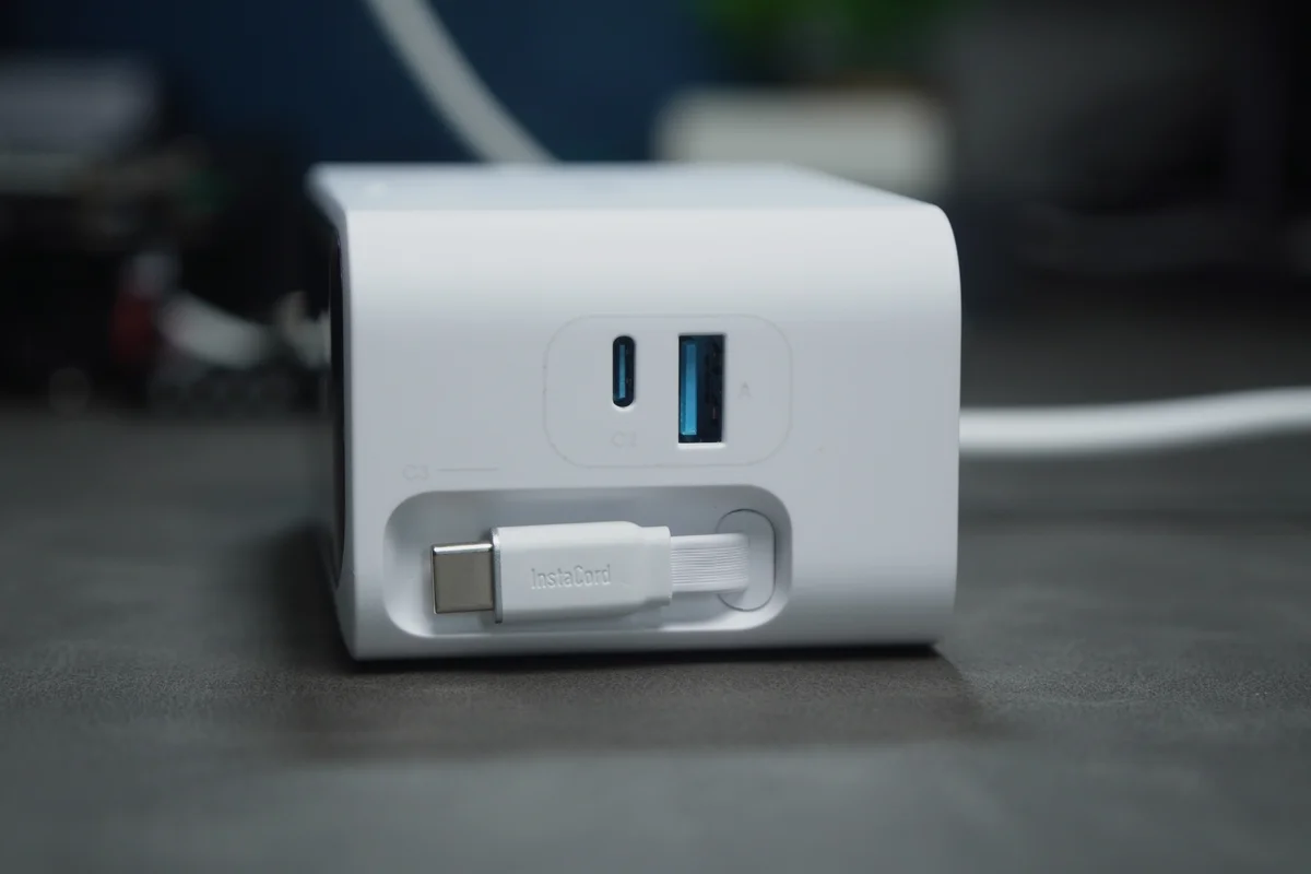 Anker Nano Charging Station側面のUSB-CポートとUSB-Aポートおよび巻取り式ケーブルの写真