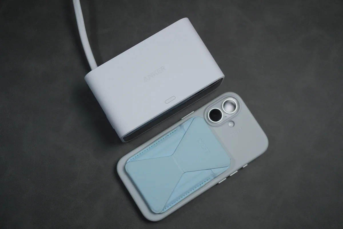 Anker Nano Charging Stationとスマートフォンを並べてサイズを比較した写真