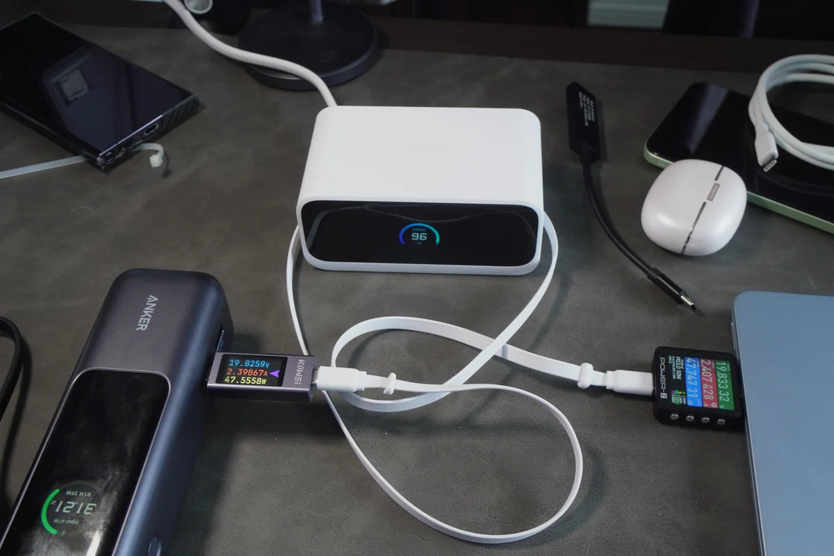 Anker Nano Charging Stationに電力計をつないで複数機器の出力を測定している写真