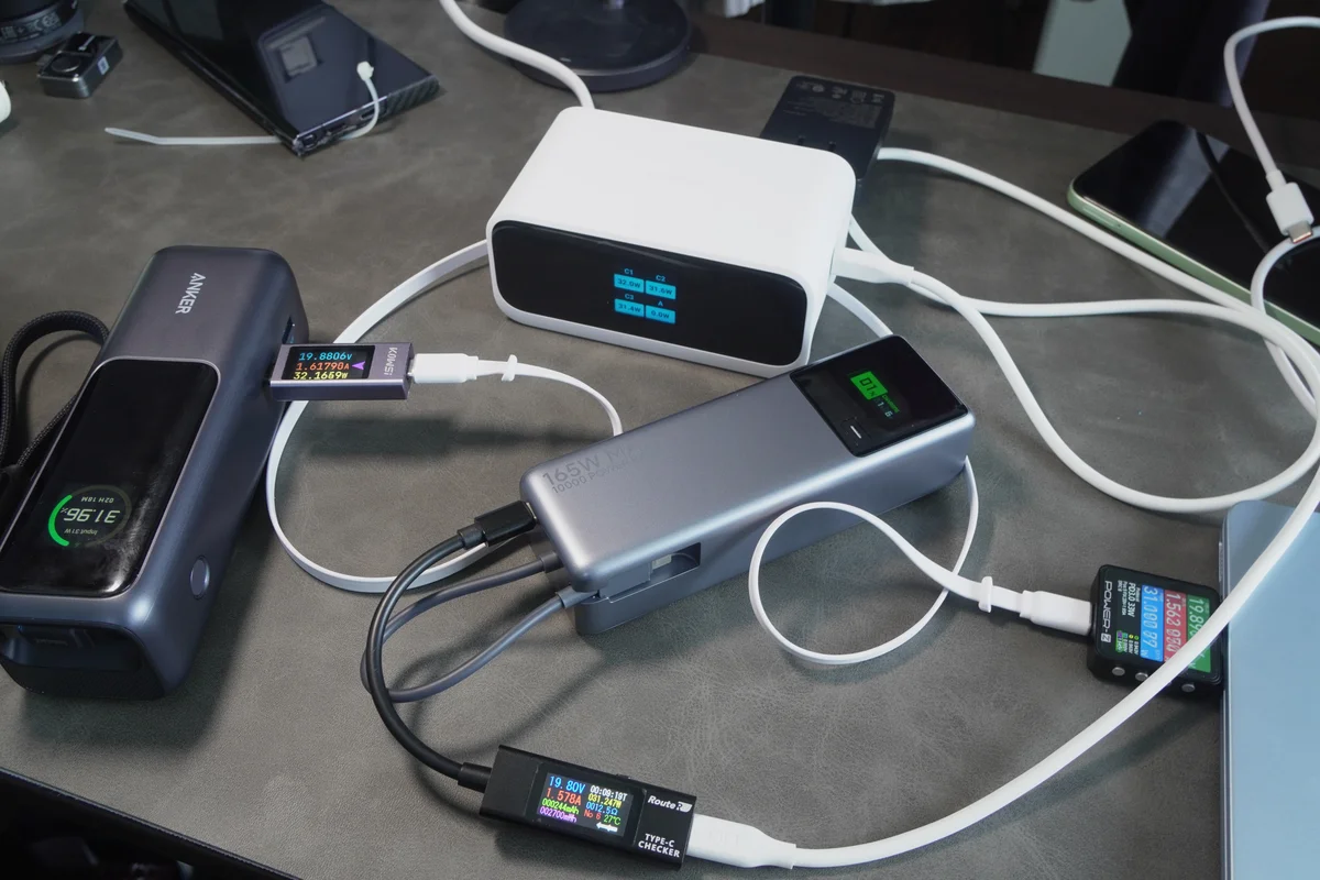 Anker Nano Charging Stationから複数のガジェットを同時充電し電力計で測定している写真