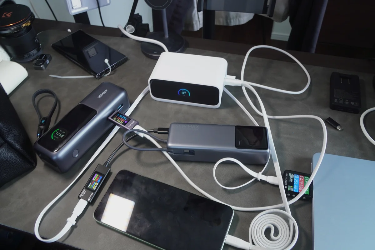 Anker Nano Charging Stationでデスク上のガジェットをまとめて充電し電力計で測定している写真