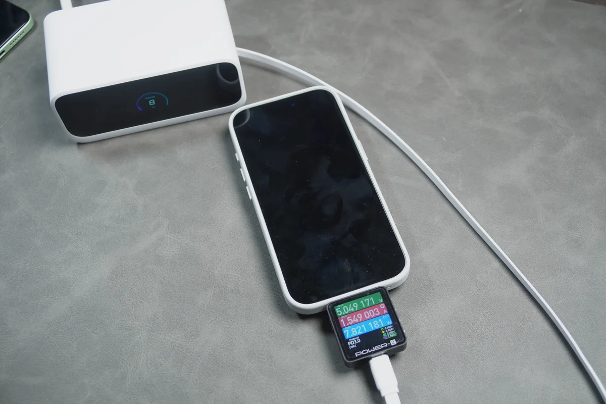 Anker Nano Charging StationでiPhoneを充電し計測している写真