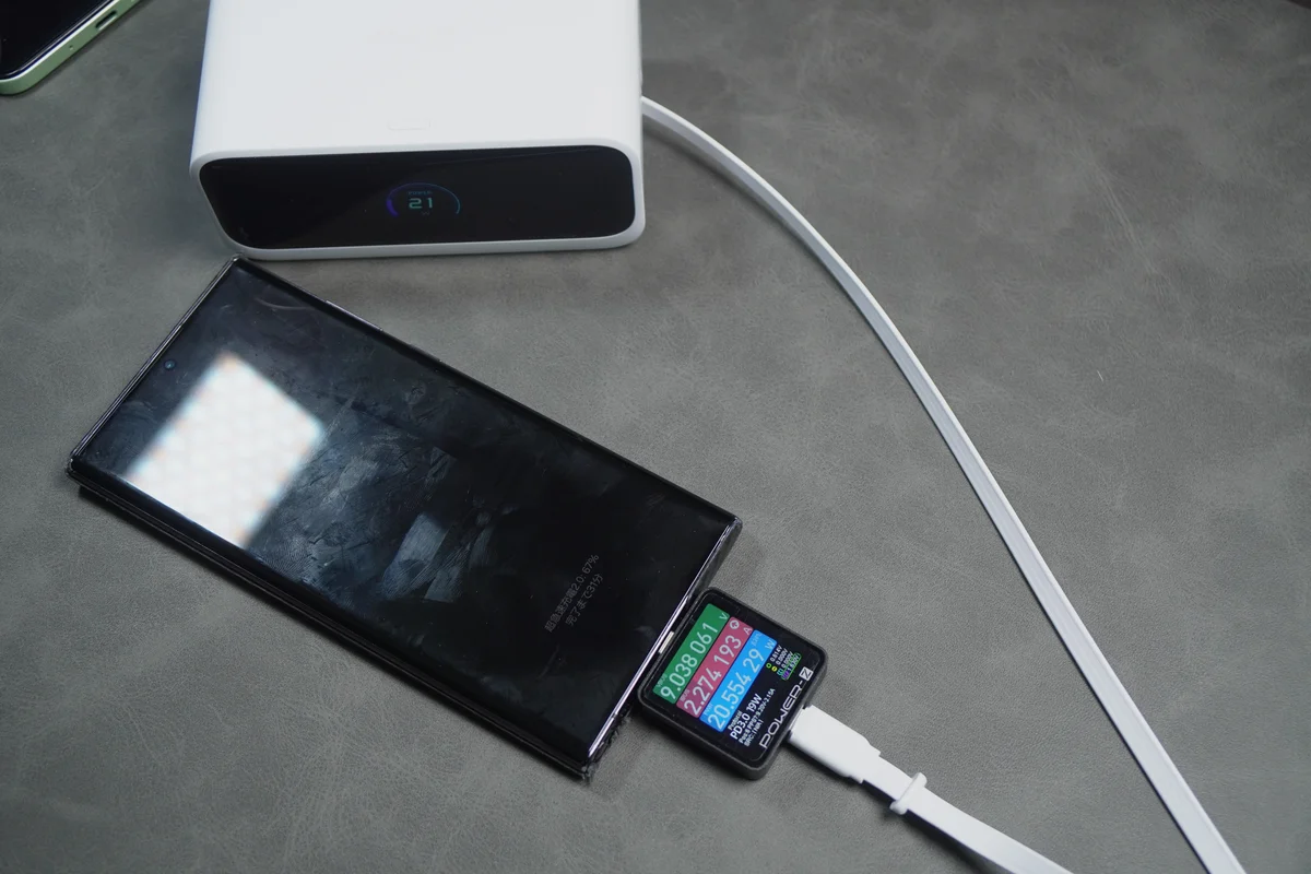 Anker Nano Charging StationでGalaxy S22 Ultra を充電し計測している写真