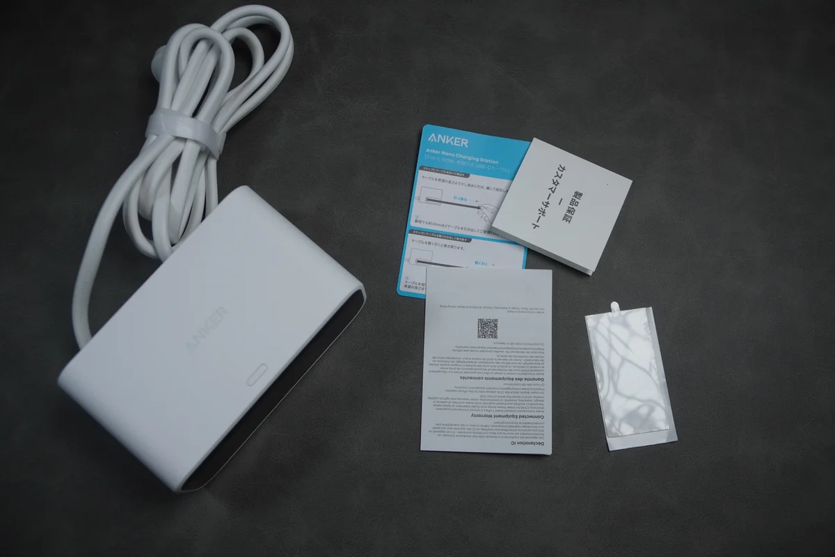 Anker Nano Charging Stationの本体と説明書など同梱物一式を並べた写真
