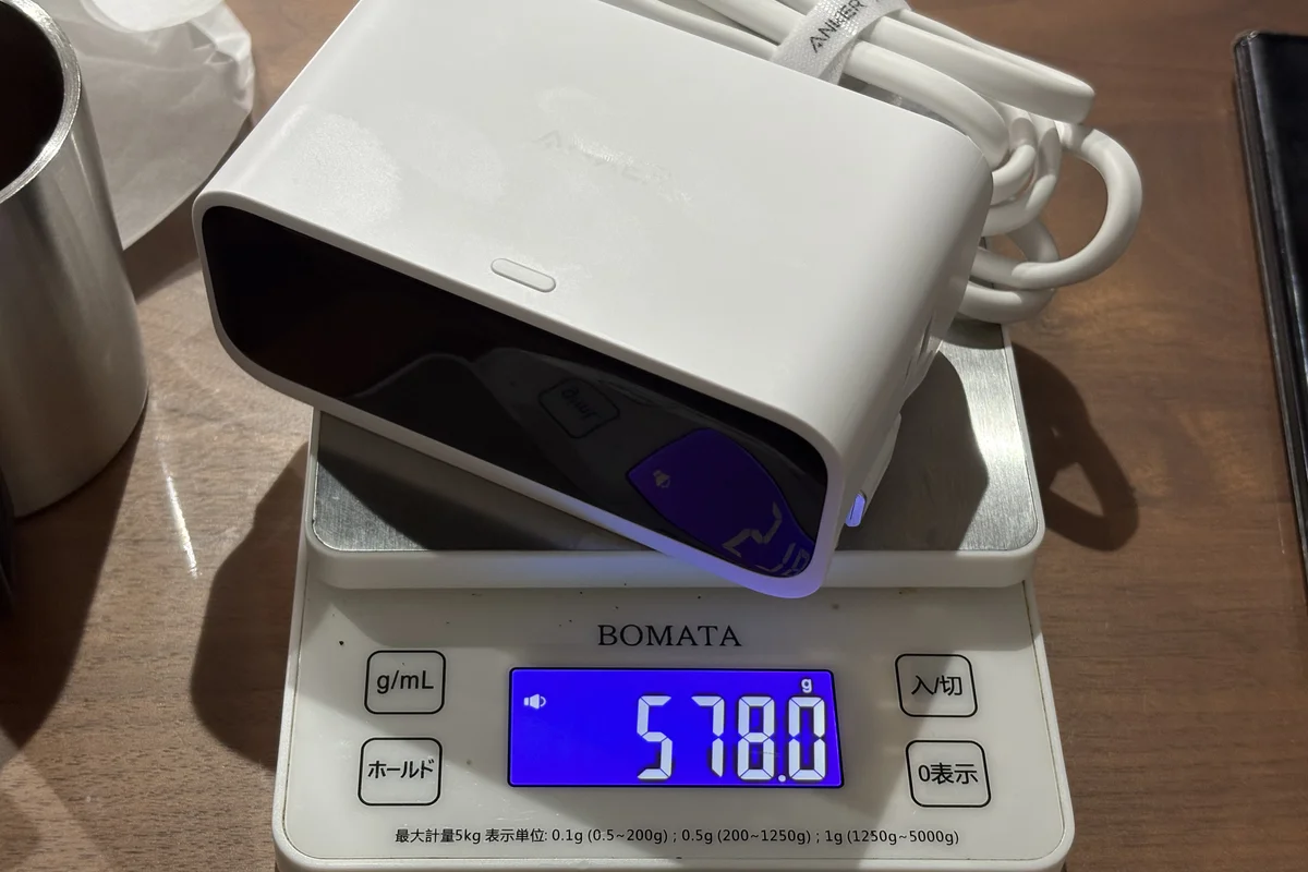 Anker Nano Charging Stationの重量578.0gをはかりで計測している写真