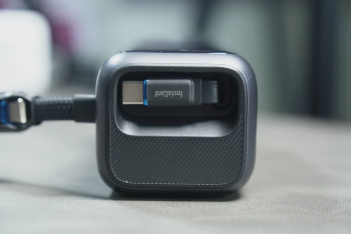Anker Power Bank(25000mAh, 165W)の天面に内蔵されたUSB-Cコネクタをクローズアップした写真