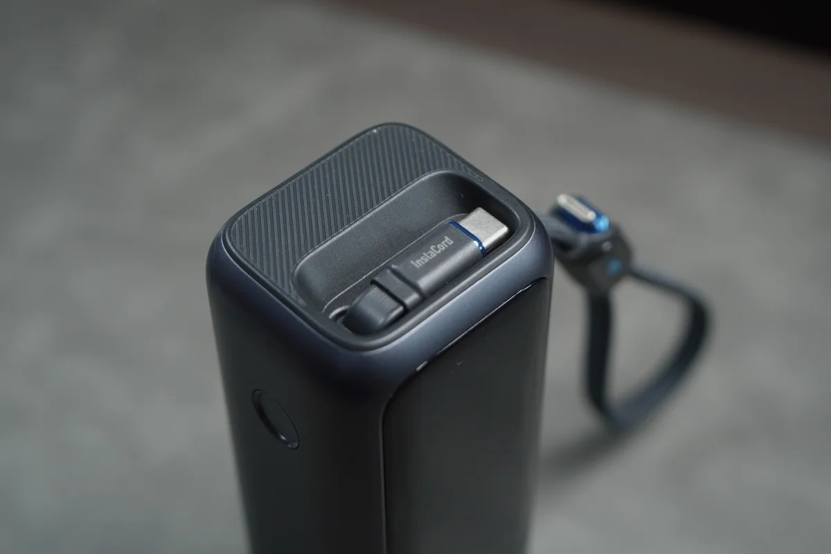 Anker Power Bank(25000mAh, 165W)の天面に収納された内蔵USB-Cケーブルの写真