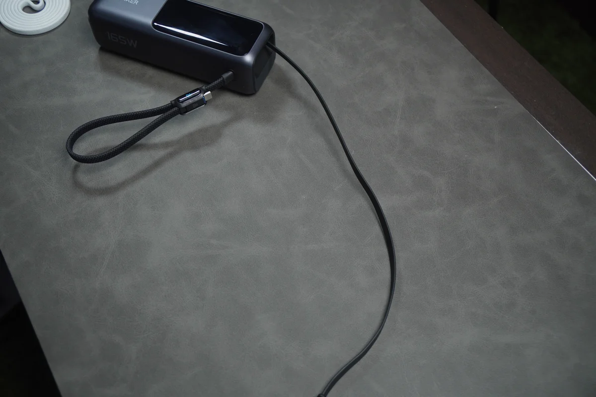 Anker Power Bank(25000mAh, 165W)の巻取り式USB-Cケーブルを伸ばした状態の写真