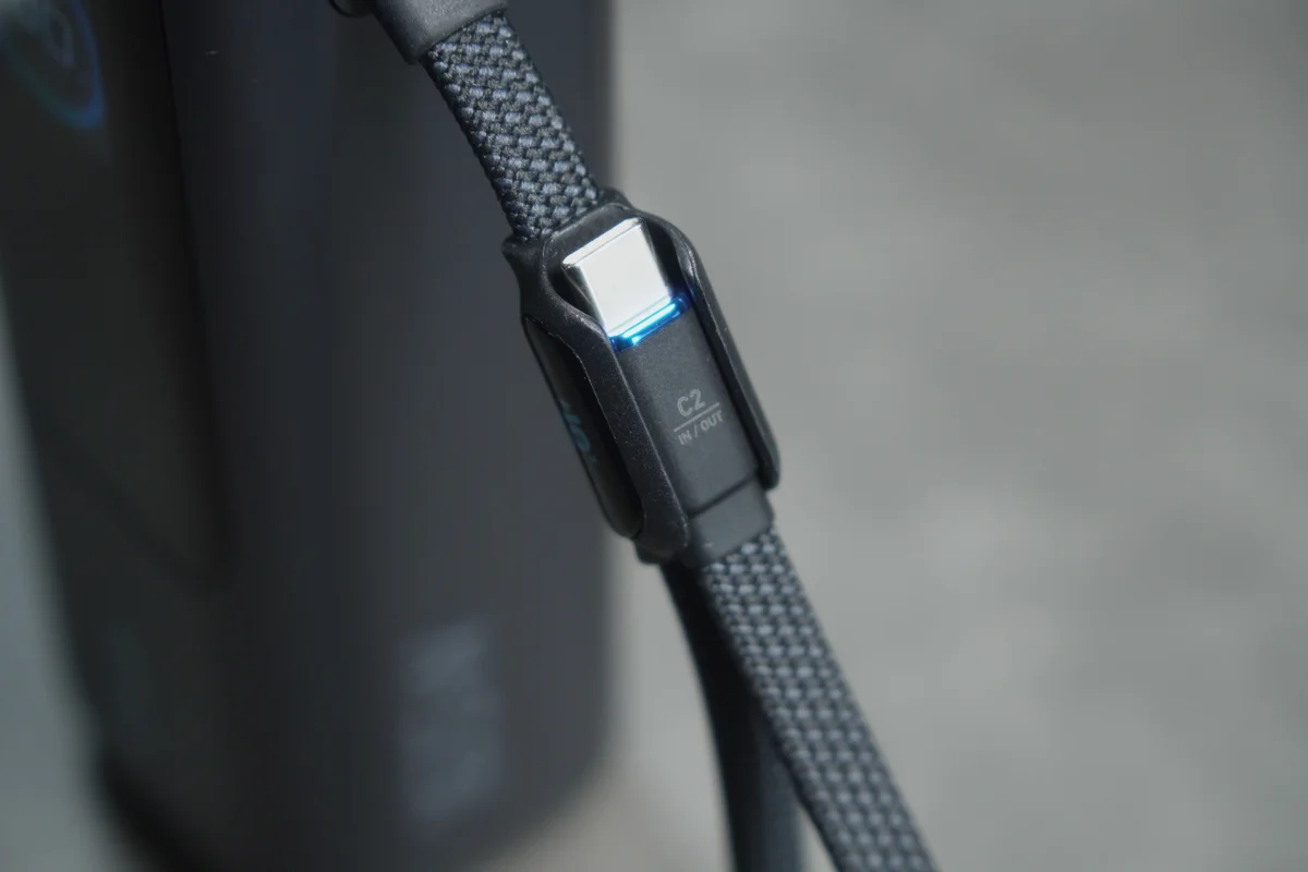 Anker Power Bank(25000mAh, 165W)の巻取り式USB-Cケーブル(C2)のコネクタ部分をクローズアップした写真