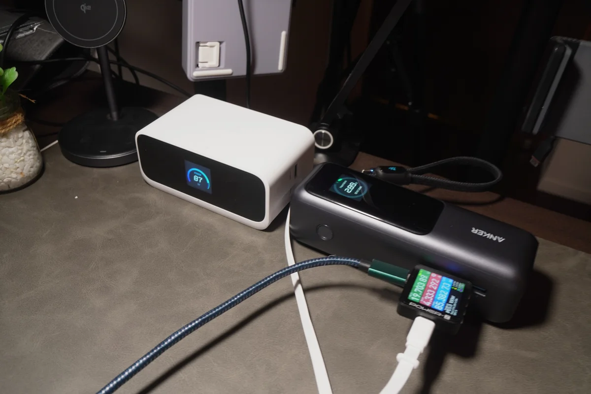 Anker Power Bank(25000mAh, 165W)をUSB充電器につないで本体を充電している写真