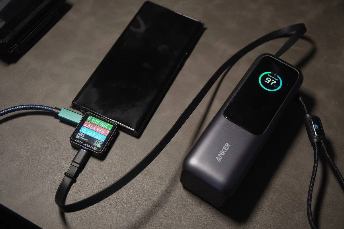 Anker Power Bank(25000mAh, 165W)でAndroidスマートフォンを充電し電力計で測定している写真