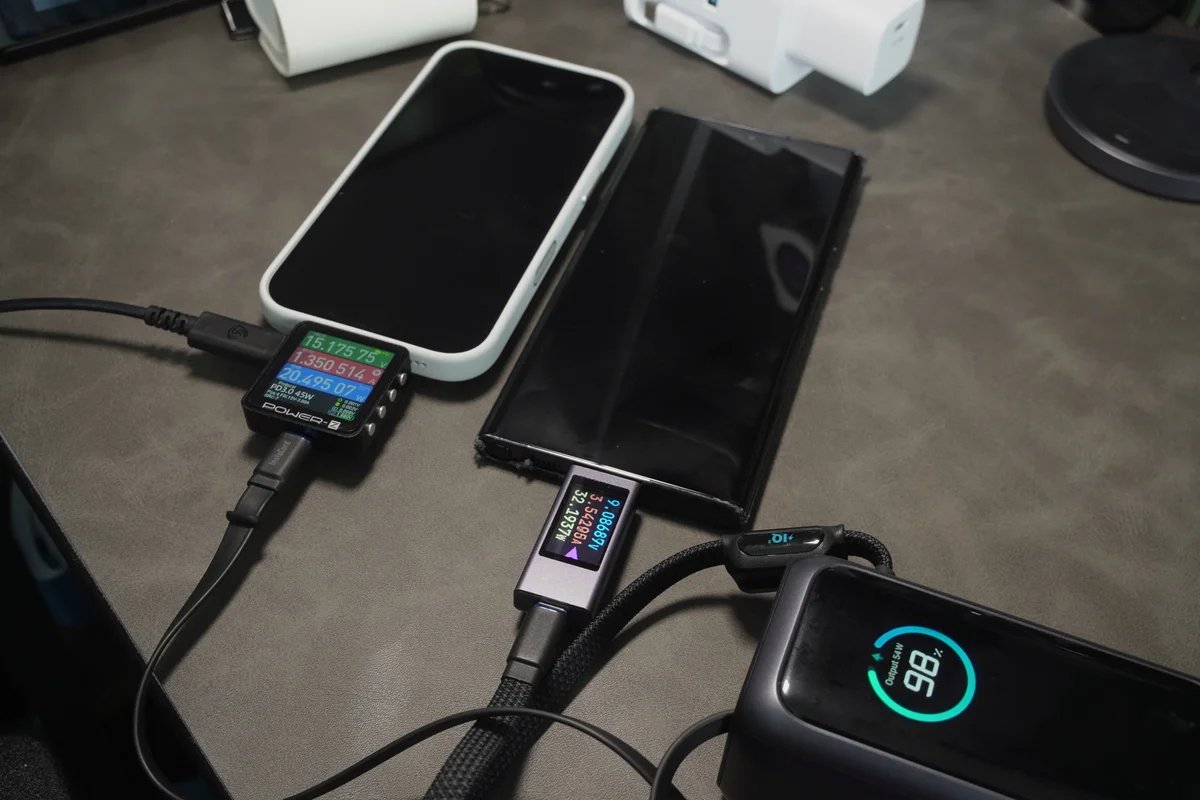 Anker Power Bank(25000mAh, 165W)で2台のスマートフォンを同時充電し2台の電力計で測定している写真