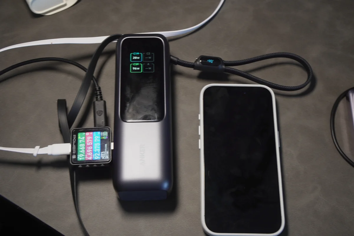 Anker Power Bank(25000mAh, 165W)でiPhoneを充電しながらポート別の出力を表示している写真