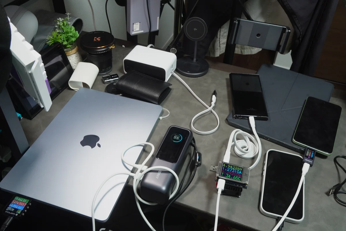 Anker Power Bank(25000mAh, 165W)でデスク上のガジェットをまとめて充電している写真