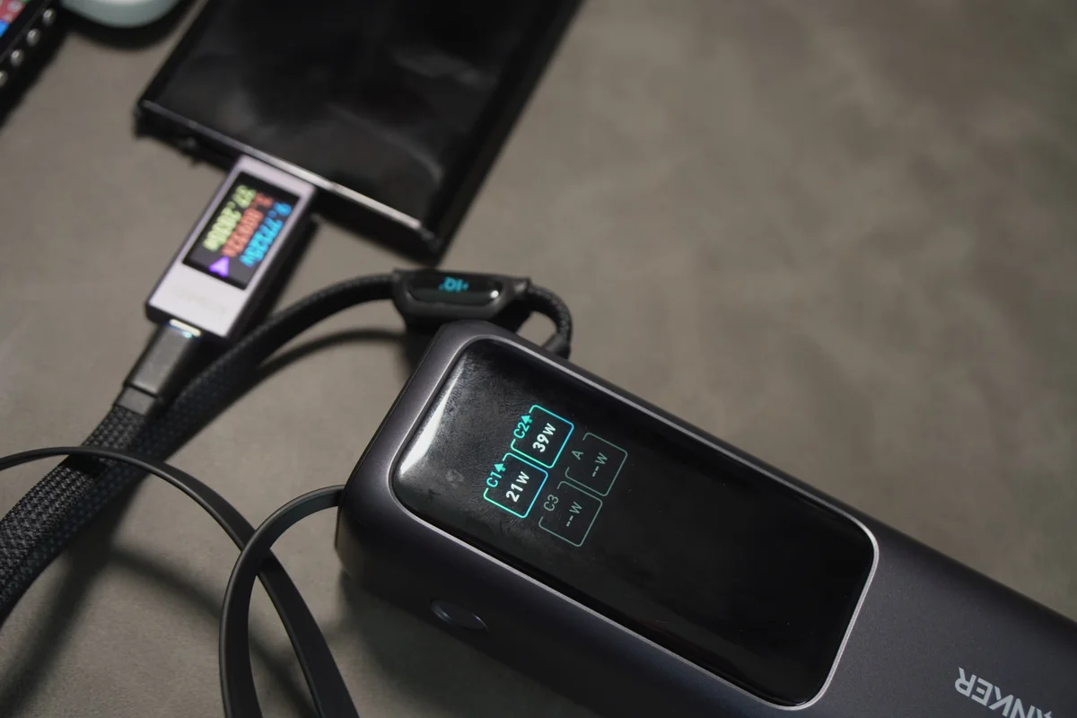 Anker Power Bank(25000mAh, 165W)のディスプレイにポートごとの出力が表示された写真