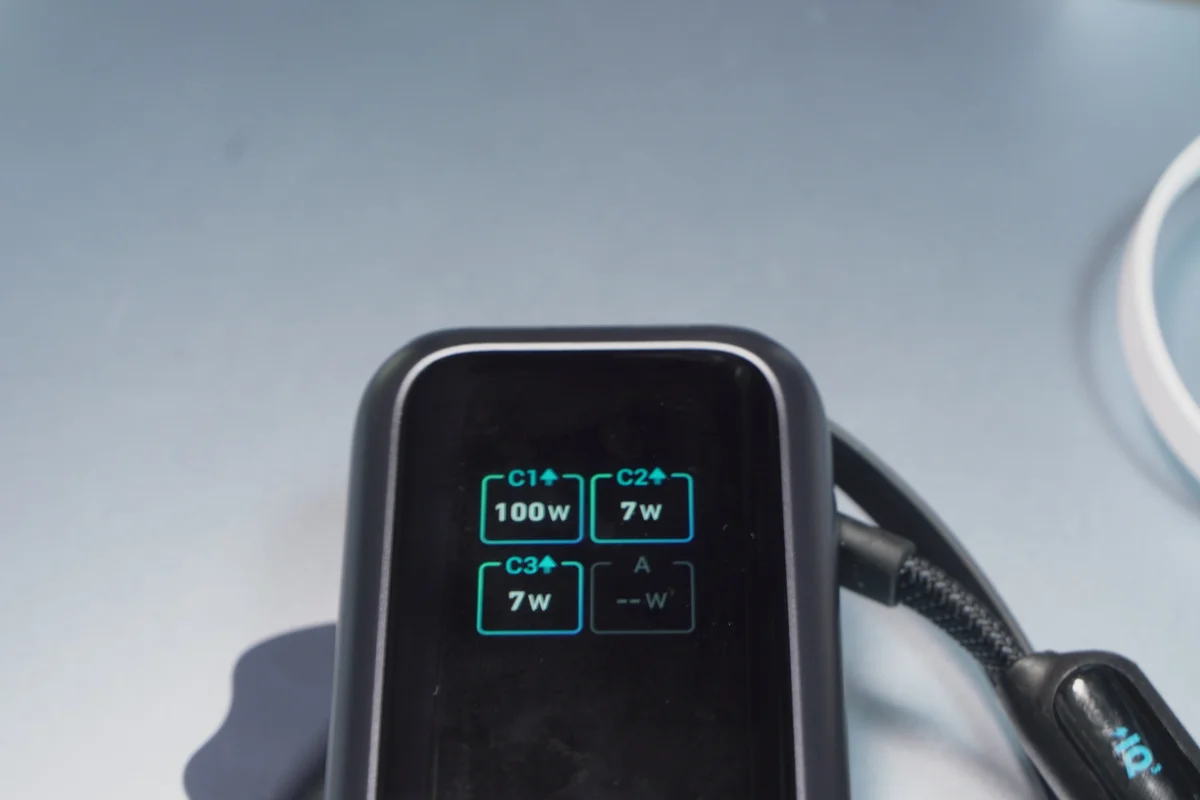 Anker Power Bank(25000mAh, 165W)のディスプレイにC1ポート100W・C2とC3が各7Wと表示された写真