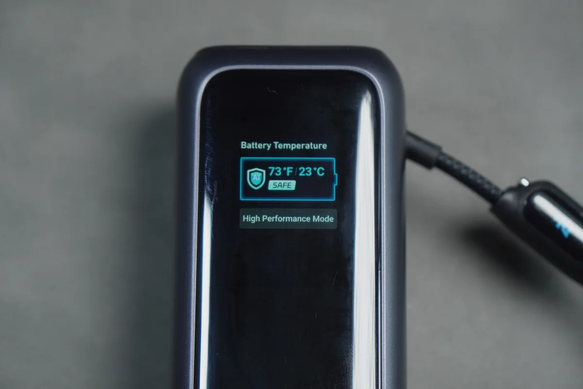 Anker Power Bank(25000mAh, 165W)のディスプレイにバッテリー温度23℃・SAFEと表示された写真