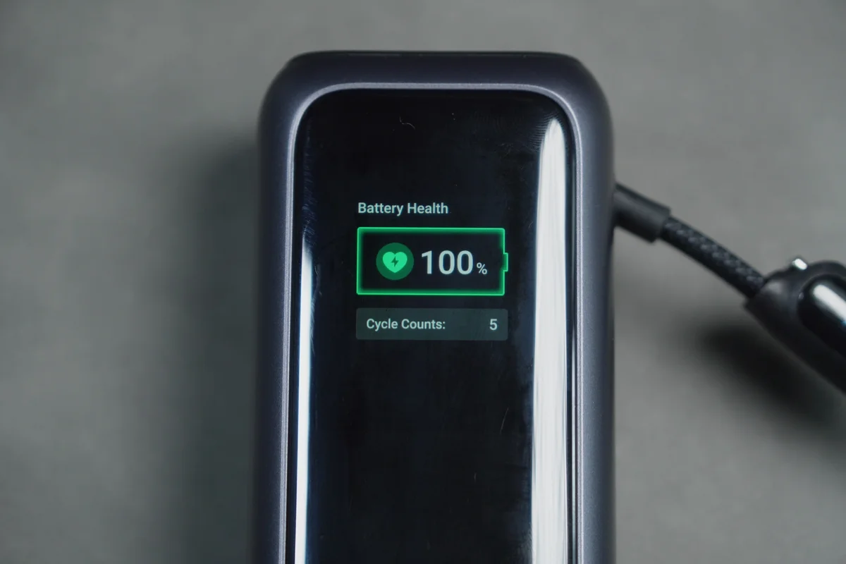 Anker Power Bank(25000mAh, 165W)のディスプレイにバッテリーヘルス100%・充電回数5回と表示された写真
