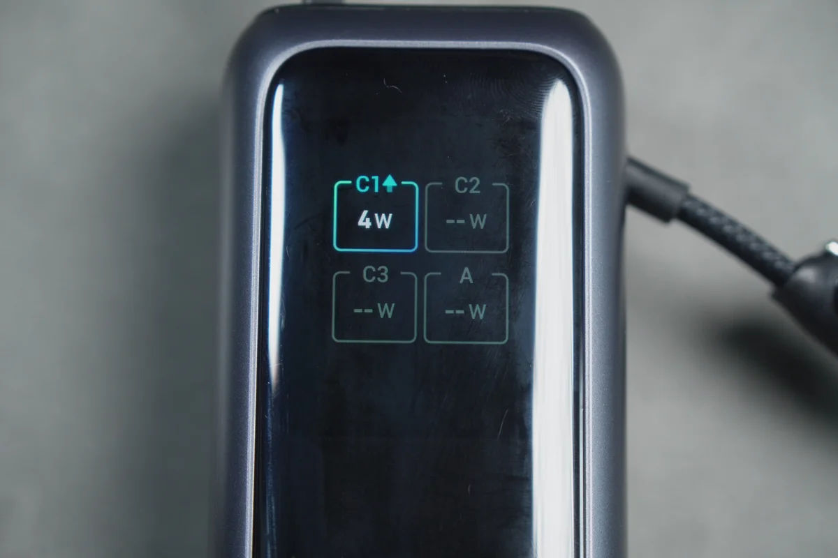 Anker Power Bank(25000mAh, 165W)のディスプレイにC1ポート4Wと表示された写真