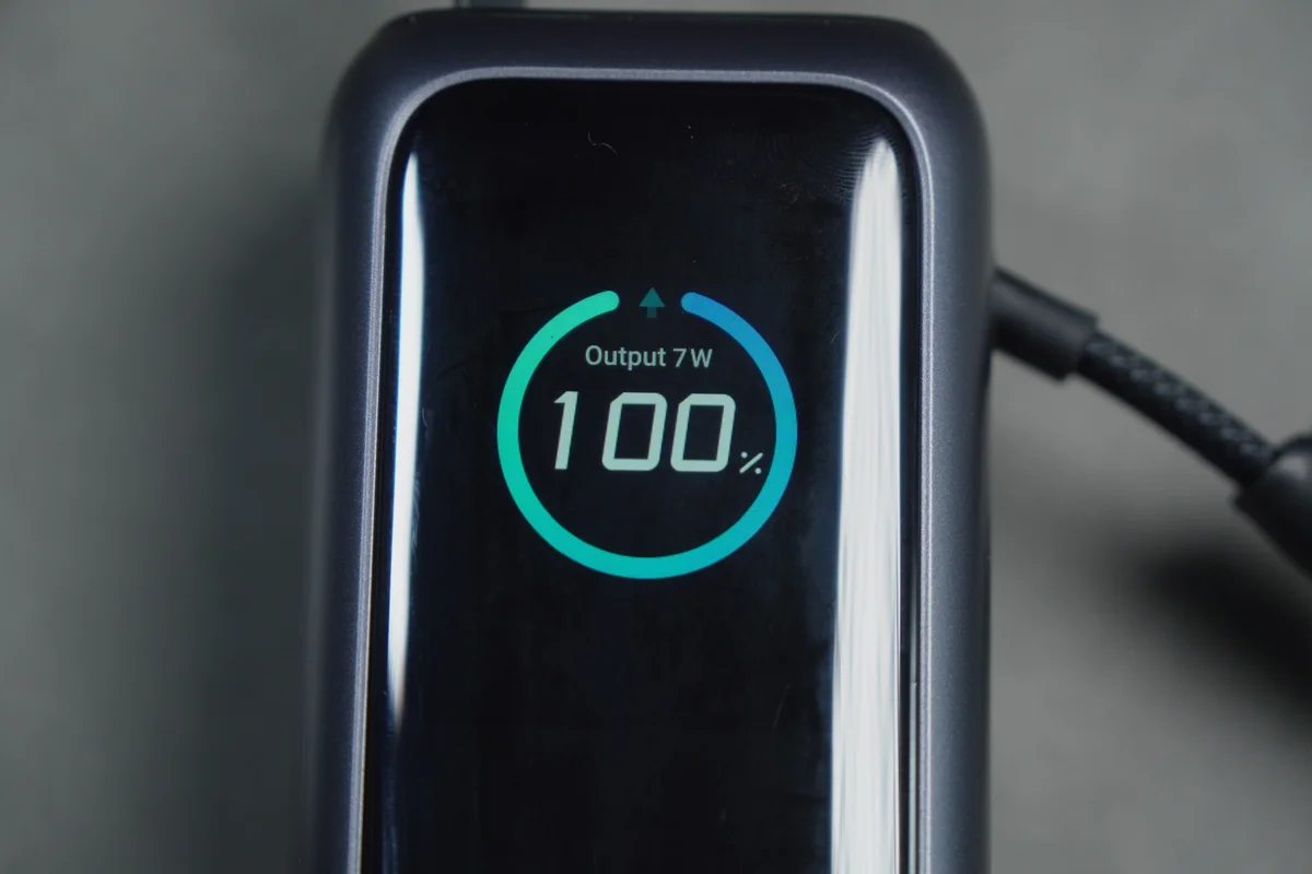 Anker Power Bank(25000mAh, 165W)のディスプレイに出力7W・残量100%と表示された写真