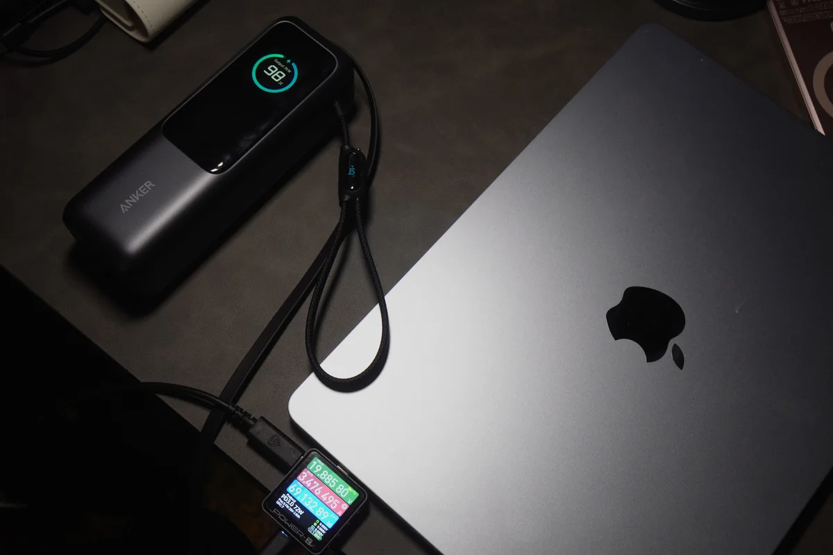 Anker Power Bank(25000mAh, 165W)でMacBook Airを充電し電力計で測定している写真